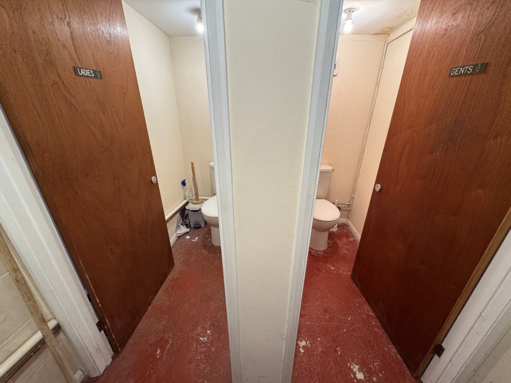 Lot: 33 - FREEHOLD VACANT SHOP, VACANT TWO-BEDROOM FLAT PLUS TWO-BEDROOM INVESTMENT FLAT IN PRIME LOCATION - Shop - ladies and gents W.C.s